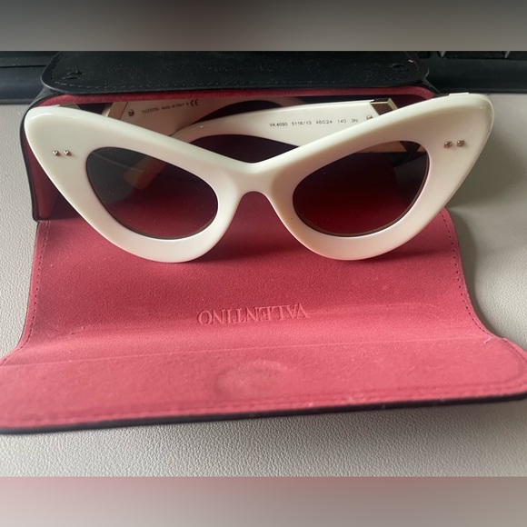 VLOGO SIGNATURE ACETATE CAT-EYE FRAMES
IVORY/GRADIENT BROWN